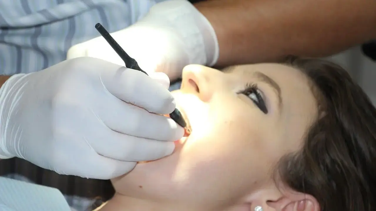 Dentysta wykonuje piaskowanie zębów. Sprawdź piaskowanie zębów cenę i zadbaj o piękny uśmiech.