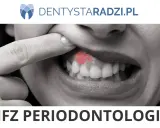 Zbliżenie na usta z widocznym zaczerwienieniem na dziąśle, sugerującym problem z paradontozą. Leczenie jest kluczowe.