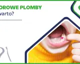 Kolorowe plomby w zębie dziecka. Czy warto? Dziecko pokazuje ząbek z różową plombą.
