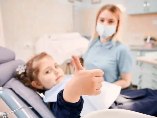 Maseczka u dentysty 2026: Obowiązek czy wewnętrzne zasady?