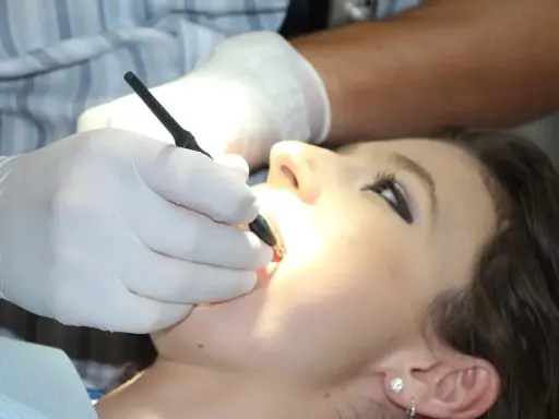 Dentysta wykonuje piaskowanie zębów. Sprawdź piaskowanie zębów cenę i zadbaj o piękny uśmiech.