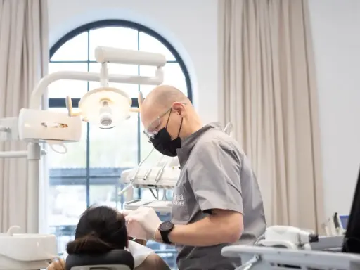 Znieczulenie u dentysty: Ile trwa, co wpływa i jak przyspieszyć?