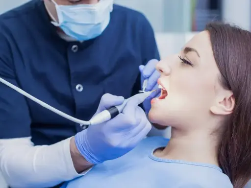 Dentysta wykonuje zabieg. Zastanawiasz się, ile kosztuje znieczulenie u dentysty? To zależy od rodzaju i gabinetu.