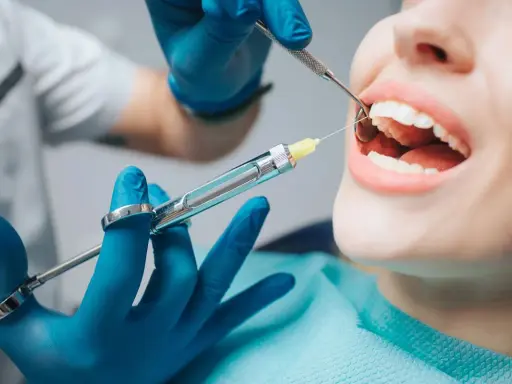Czy znieczulenie u dentysty boli? Prawda, która zmieni Twój strach