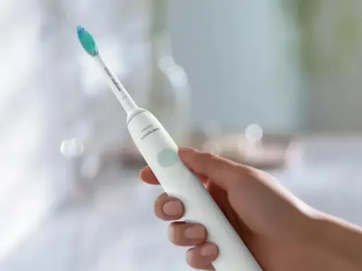 Biała szczoteczka elektryczna Philips Sonicare, idealna do codziennej higieny jamy ustnej. Sprawdź nasz ranking, by wybrać najlepszą!