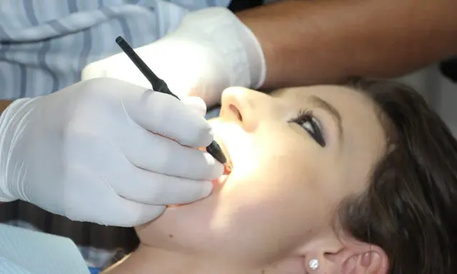 Dentysta wykonuje piaskowanie zębów. Sprawdź piaskowanie zębów cenę i zadbaj o piękny uśmiech.