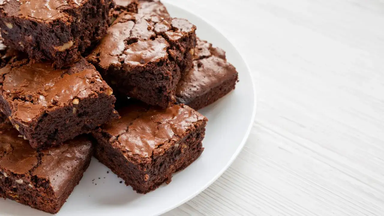 Pyszne, wilgotne brownie z orzechami. Idealne, gdy zastanawiasz się, co jeść po założeniu aparatu. Miękkie i łatwe do pogryzienia.
