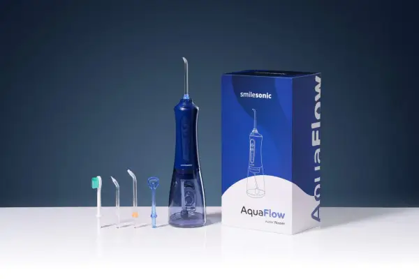 Irygator Smilesonic AquaFlow, idealny do pielęgnacji implantów, z różnymi końcówkami i opakowaniem.